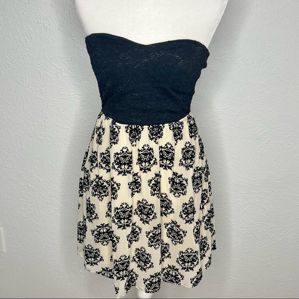 Black Lace Heart Shaped Strapless Dress Backless with a Damask Pattern